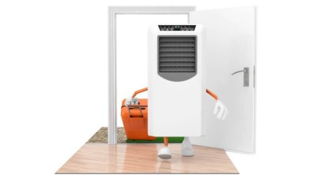 Un personnage de bande dessinée est debout devant une porte ouverte, représentant le concept de climatisation mobile.